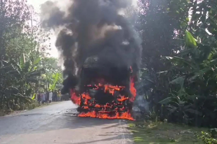 গ্যাস পাইপলাইন লিকেজ, চলন্ত বাসে ভয়াবহ আগুন