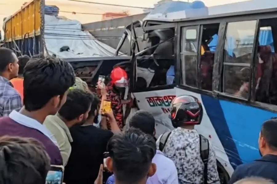 গাজীপুরে বাস-ট্রাক সংঘর্ষে নিহত ৩