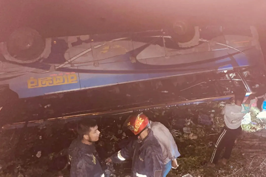 কুমিল্লায় নিয়ন্ত্রণ হারিয়ে যাত্রীবাহী বাস জলাশয়ে