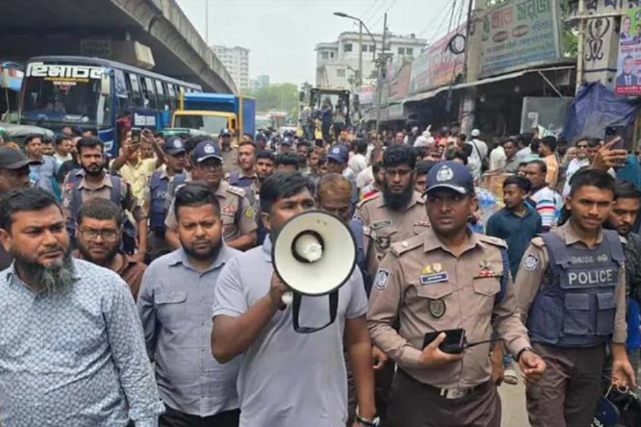 সায়েদাবাদে অবৈধ বাস কাউন্টার সরাতে ৩০ মিনিটের আল্টিমেটাম