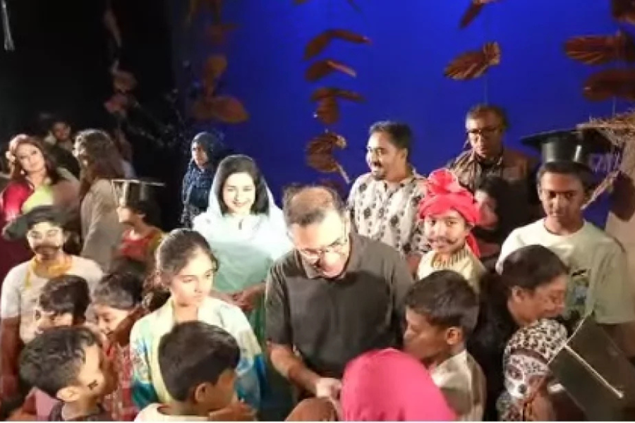 শিশুতোষ নাটক দেখতে বেইলি রোডে প্রধানমন্ত্রী