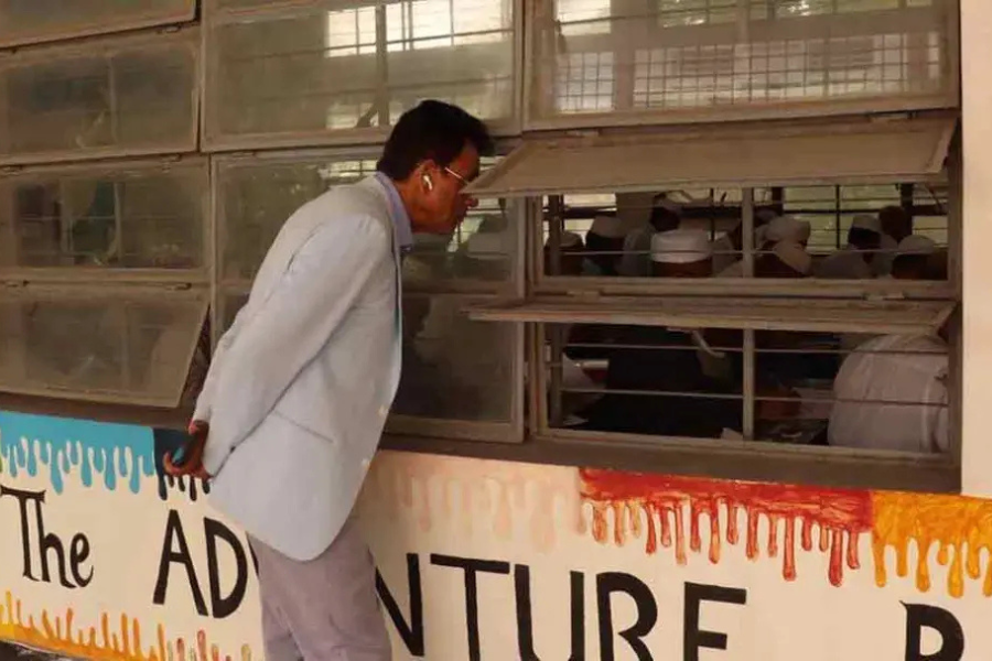 পুরোনো অ্যাকশনে এহসানুল হক মিলন, কী দেখলেন জানালার ফাঁক দিয়ে