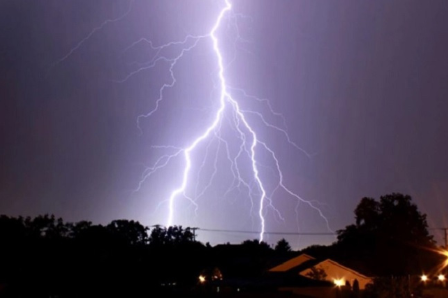দেশে দেড় ঘন্টার ব্যবধানে বজ্রপাতে ১২ জনের মৃত্যু