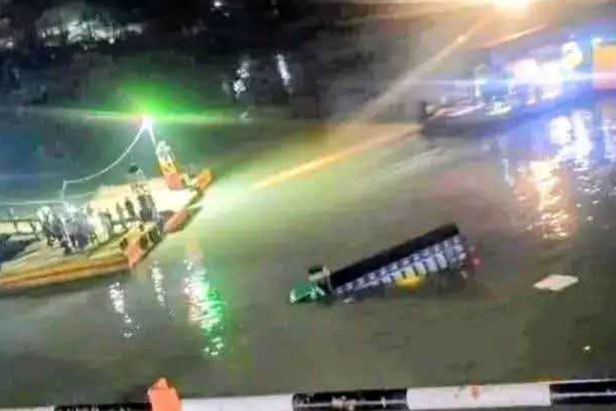 চট্টগ্রামে ফেরিতে উঠতে গিয়ে নদীতে তলিয়ে গেল ট্রাক, চালক উদ্ধার