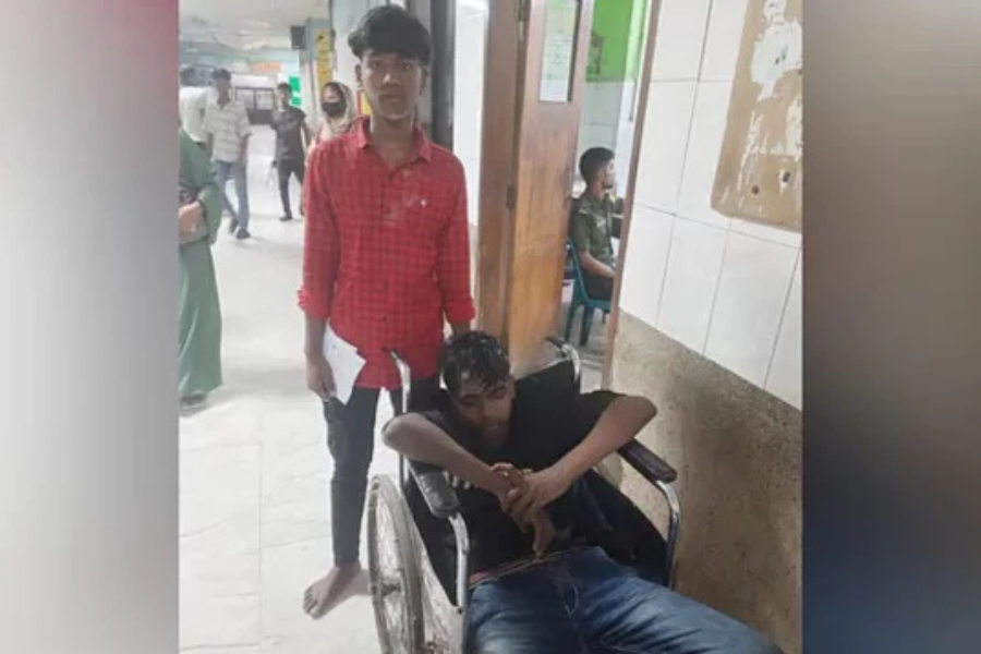 চলন্ত ট্রেনের ছাদ থেকে দুই কিশোরকে ফেলে দিল ছিনতাইকারীরা