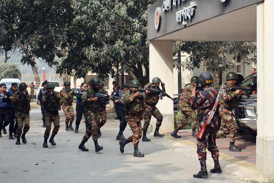 নির্বাচন ও গণভোট সামনে রেখে জয়পুরহাটে যৌথবাহিনীর মহড়া
