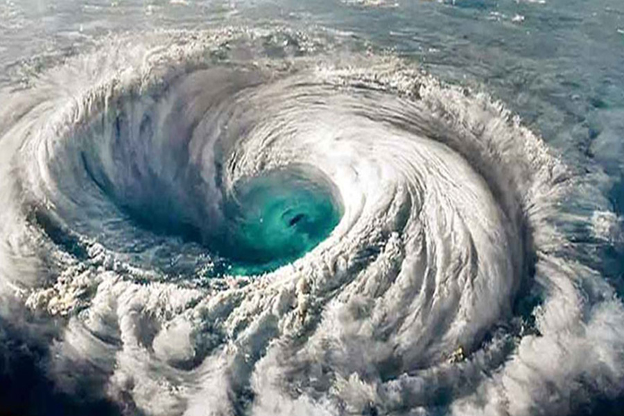 উপকূলে ধেয়ে আসছে ঘূর্ণিঝড় ‘মোন্থা’