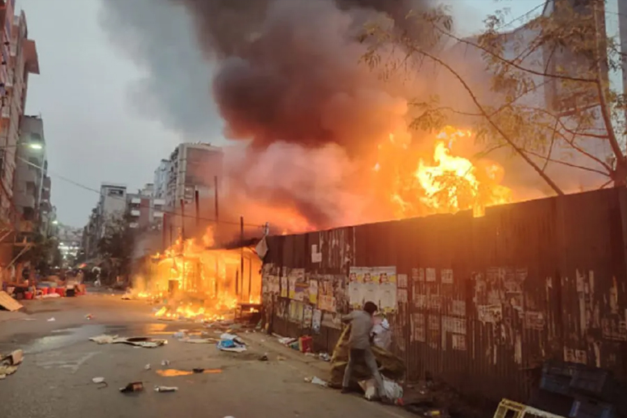 উত্তরায় একটি কাঁচাবাজারে আগুন, নিয়ন্ত্রণে ৫ ইউনিট