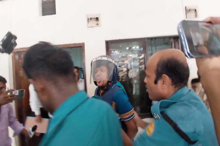 ‘আমার রুমমেট বহিরাগত, আমাকে ফাঁসানো হচ্ছে’ : আদালতে জালাল