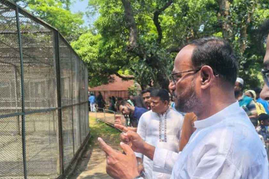 হঠাৎ জাতীয় চিড়িয়াখানা পরিদর্শনে প্রতিমন্ত্রী