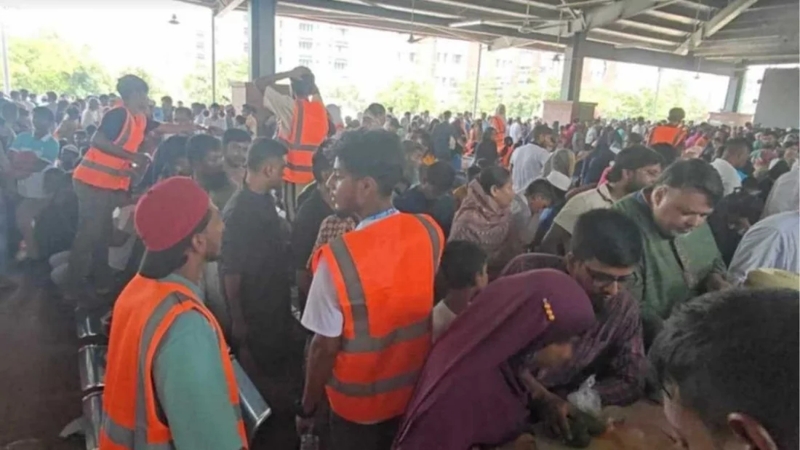 বন্দি স্বজনকে ঘরের রান্না খাবার দিতে কারাগারে ভিড়
