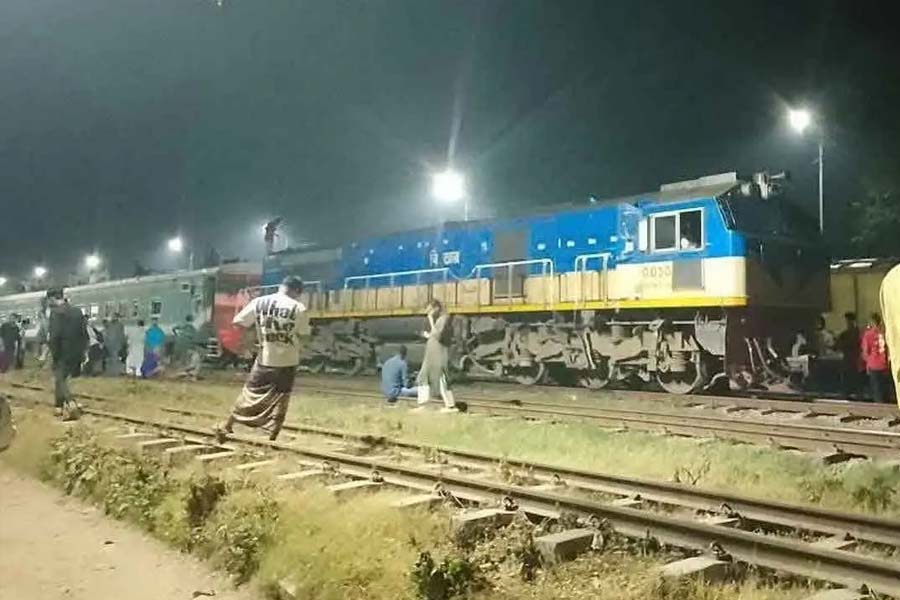 ভৈরবে রেলপথ অবরোধ, আটকা ৫ ট্রেন