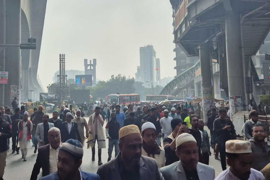 জানাজায় যেতে হেঁটেই মানিক মিয়া অ্যাভিনিউয়ে মানুষ