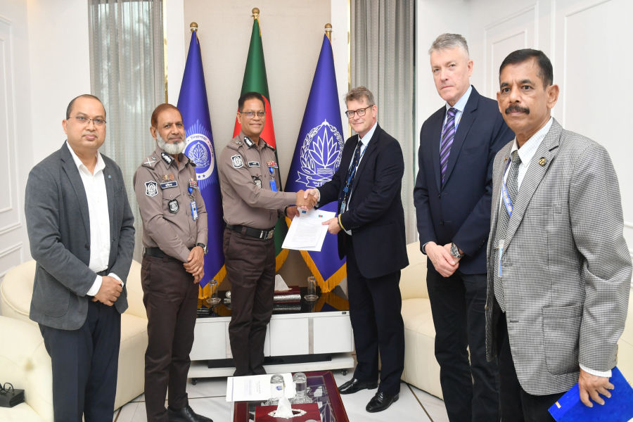 নির্বাচনকালে আইন-শৃঙ্খলা স্বাভাবিক রাখায় পুলিশকে ইইউর প্রশংসাপত্র