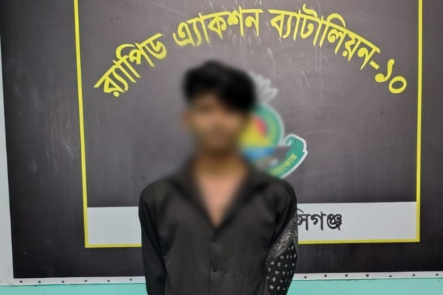 লৌহজংয়ে পৃথক অভিযানে উদ্ধার হওয়া মাদকদ্রব্যসহ গ্রেপ্তার দুই মাদক কারবারি। ছবি: র‍্যাব-১০