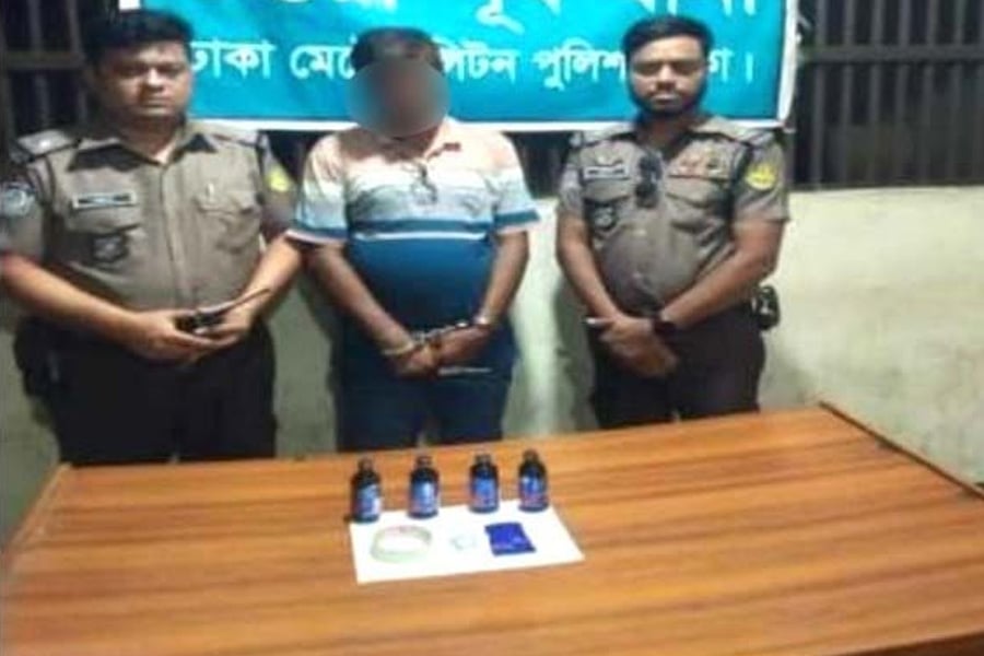 উত্তরার ৪ নম্বর সেক্টরে অভিযান চালিয়ে মাদকসহ আটক ব্যক্তিকে নিয়ে যাচ্ছে পুলিশ। ছবি: সংগৃহীত