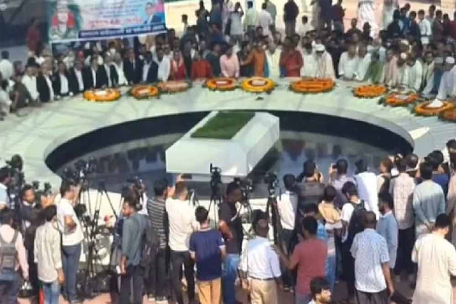জাতীয় বিপ্লব ও সংহতি দিবসে জিয়াউর রহমানের মাজারে জনতার ঢল