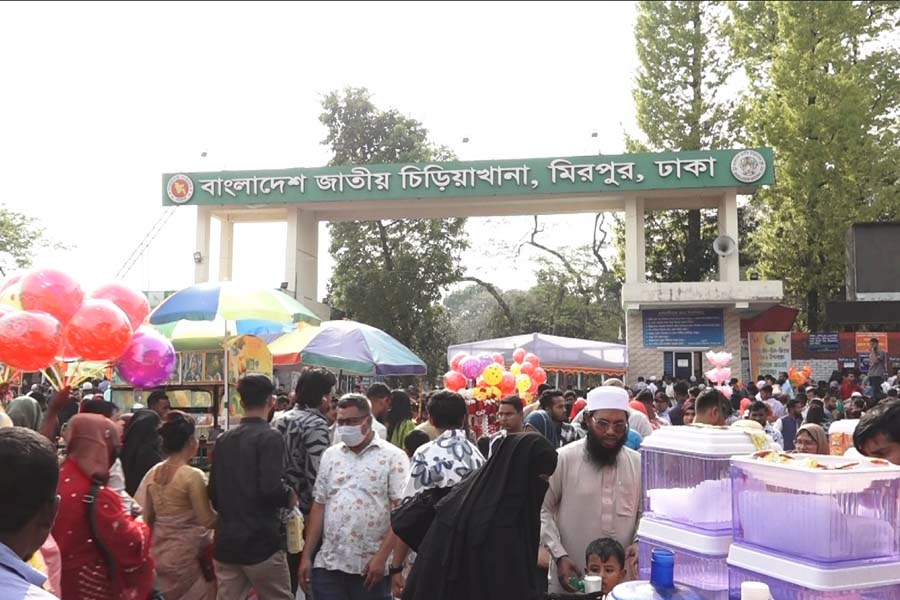 ঈদের আনন্দে মুখর জাতীয় চিড়িয়াখানা, ভিড়েও তৃপ্তির হাসি