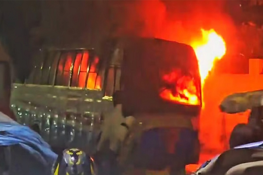 রাজধানীর সূত্রাপুরে বাসে আগুন