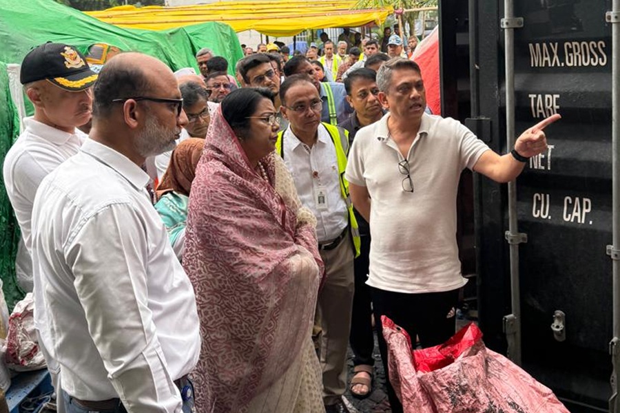 সাংবাদিকদের এড়িয়ে গেলেন মন্ত্রী