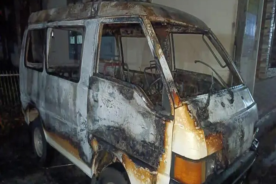 সিলেট শামসুদ্দিন হাসপাতালে দুর্বৃত্তদের আগুনে পুড়ল অ্যাম্বুলেন্স