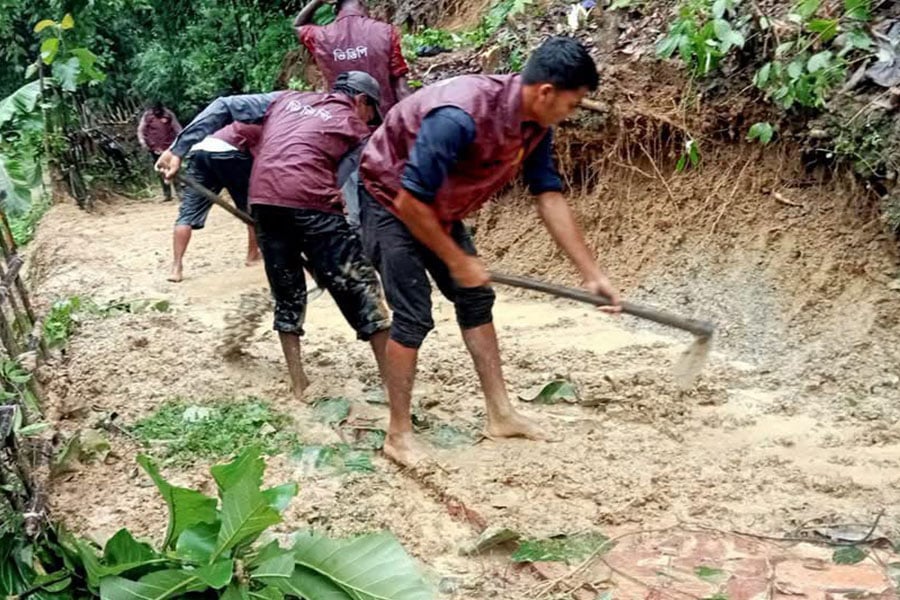 নাইক্ষ্যংছড়িতে পাহাড় ধসে বিচ্ছিন্ন জনপদের পাশে হিল ভিডিপি
