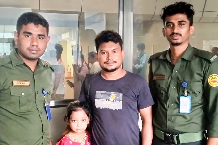 মেট্রোরেলে পরিবার থেকে বিচ্ছিন্ন শিশু, বাবার কাছে ফিরিয়ে দিলো আনসার