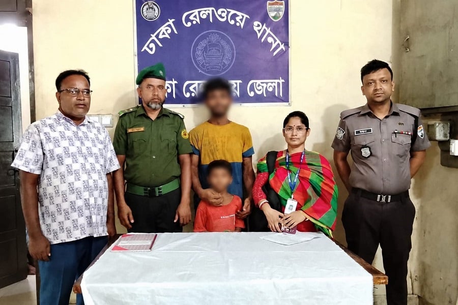 হারিয়ে যাওয়া শিশুকে ফিরিয়ে দিয়েছে আনসার