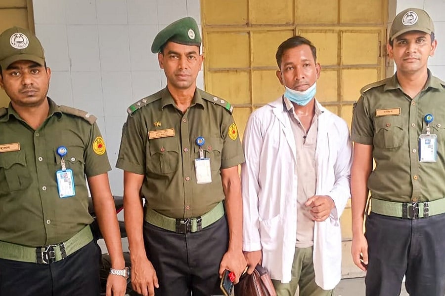 রামেক হাসপাতালে ভুয়া ‘কেমিস্ট’ আটক