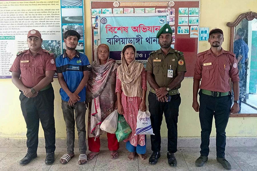 ৩ ঘণ্টায় মানসিক ভারসাম্যহীন তরুণীর পরিবারকে খুঁজে বের করল আনসার
