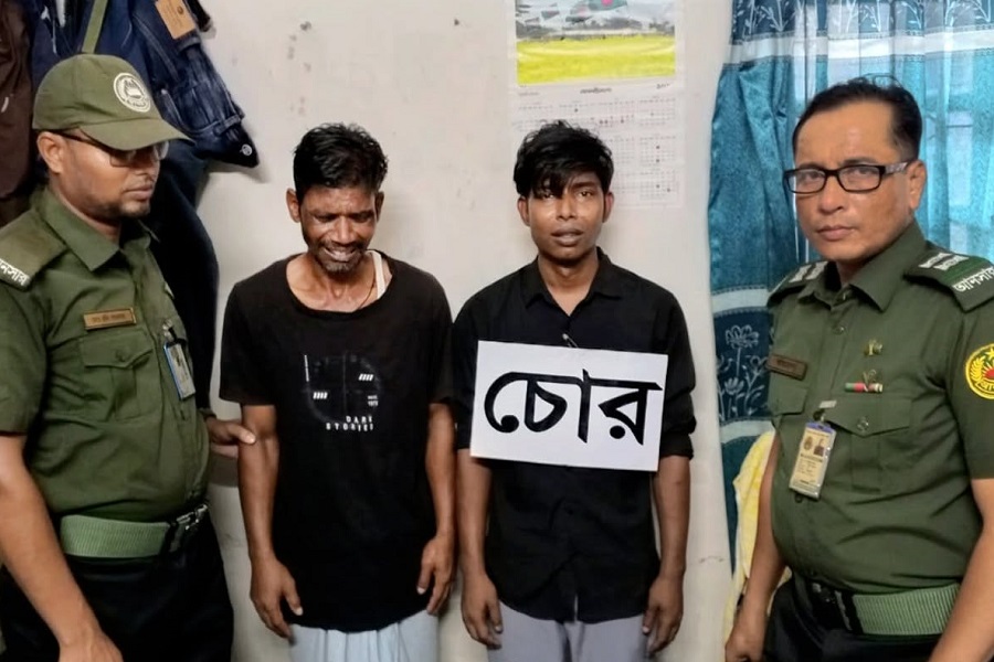 মমেক হাসপাতালে আনসারদের তৎপরতায় দুই চোর আটক