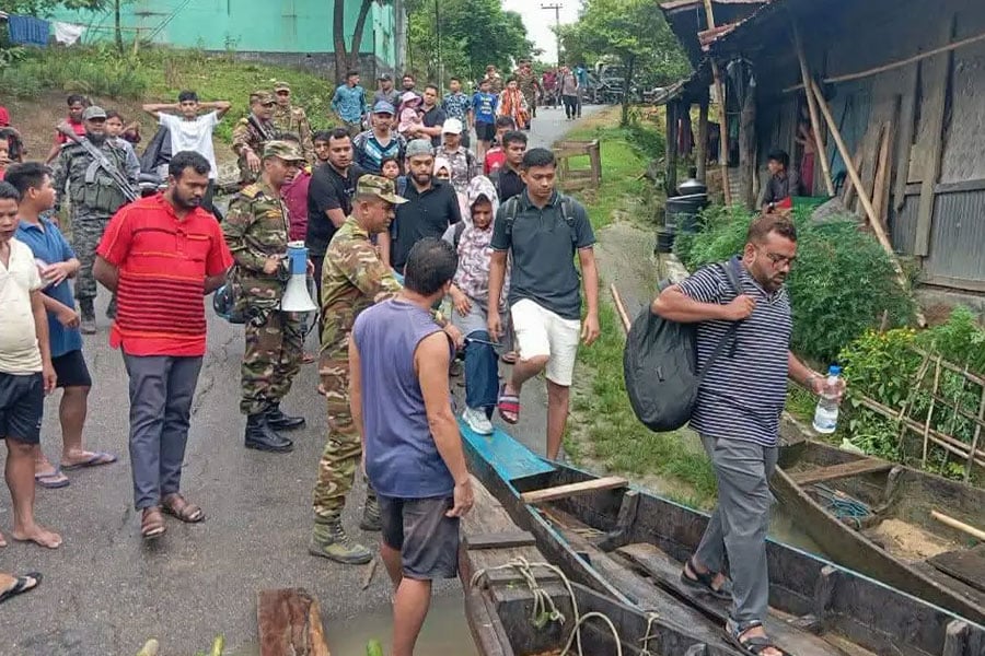 সেনাবাহিনীর সহায়তায় নিরাপদে সাজেক ছাড়লেন ৫৬১ পর্যটক