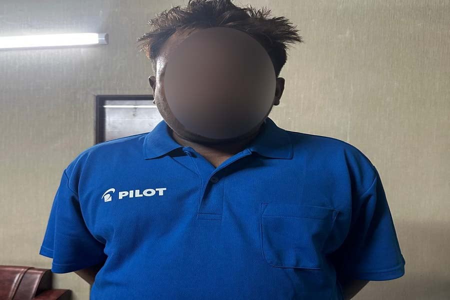 সাংবাদিক পরিচয়ে চাঁদাবাজি, যুবক আটক