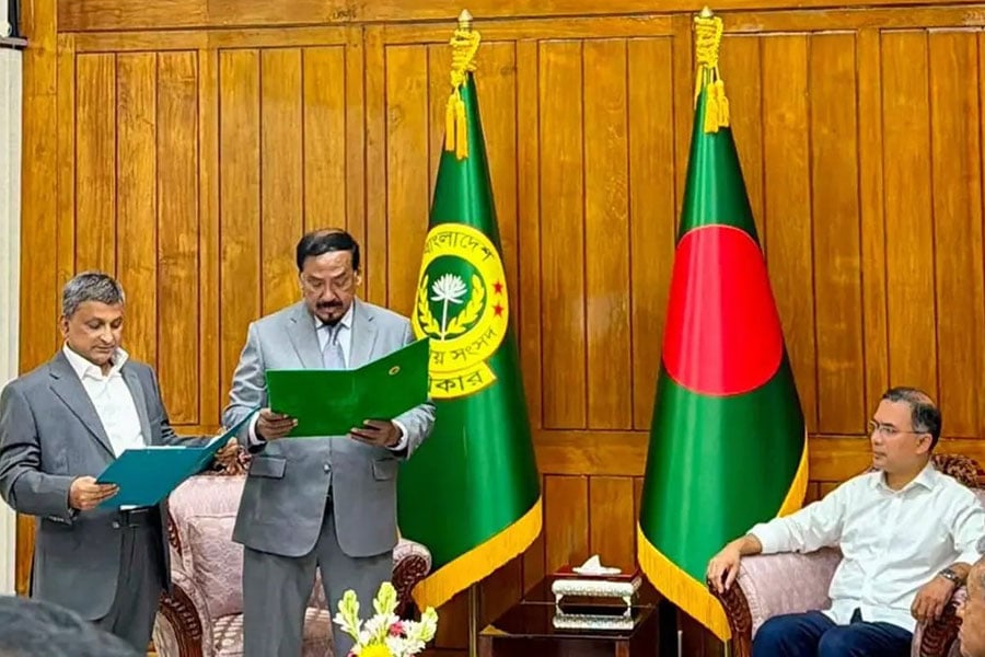 প্রধানমন্ত্রীর উপস্থিতিতে শপথ নিলেন সারোয়ার আলমগীর