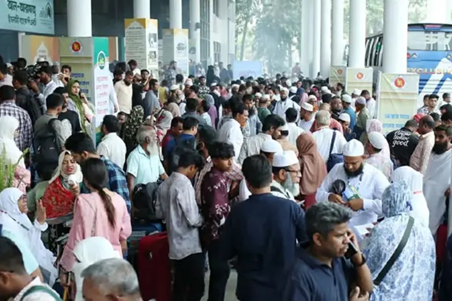 হজযাত্রীদের কাছ থেকে অতিরিক্ত ভাড়া আদায়ের অভিযোগ