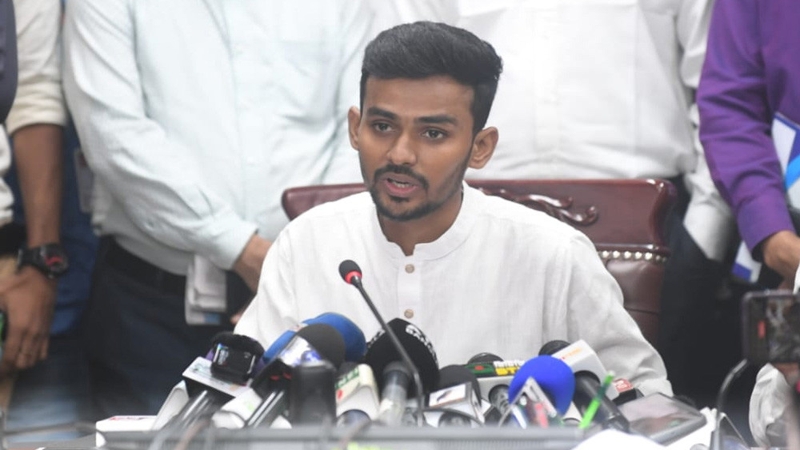 উপদেষ্টা আসিফ ভোরে খেতে যান নীলা মার্কেটে