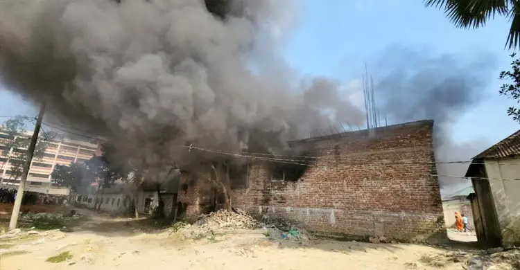 আশুলিয়ায় পোশাক কারখানায় ভয়াবহ আগুন
