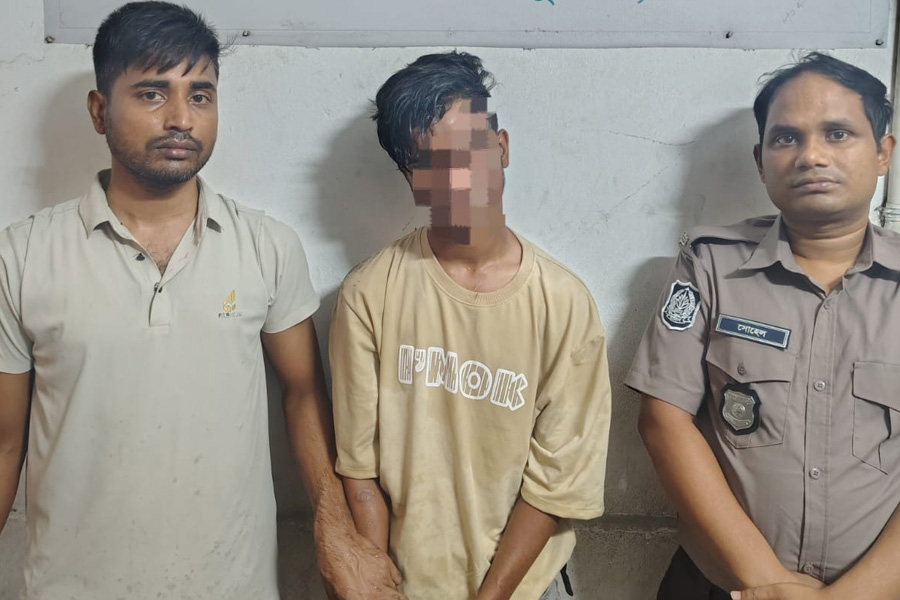 চলন্ত গাড়িতে অস্ত্রের মুখে ছিনতাই, গ্রেপ্তার ১