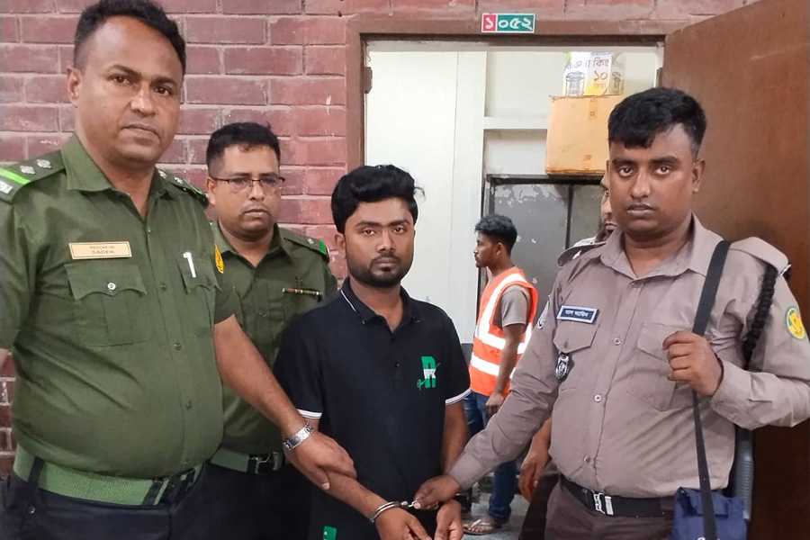 রাজধানীতে ছিনতাইকারী আটক, স্বর্ণালঙ্কার উদ্ধার