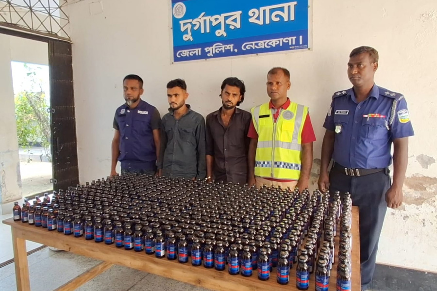 নেত্রকোনায় ৬ শ' বোতল ফেনসিডিলসহ আটক ২