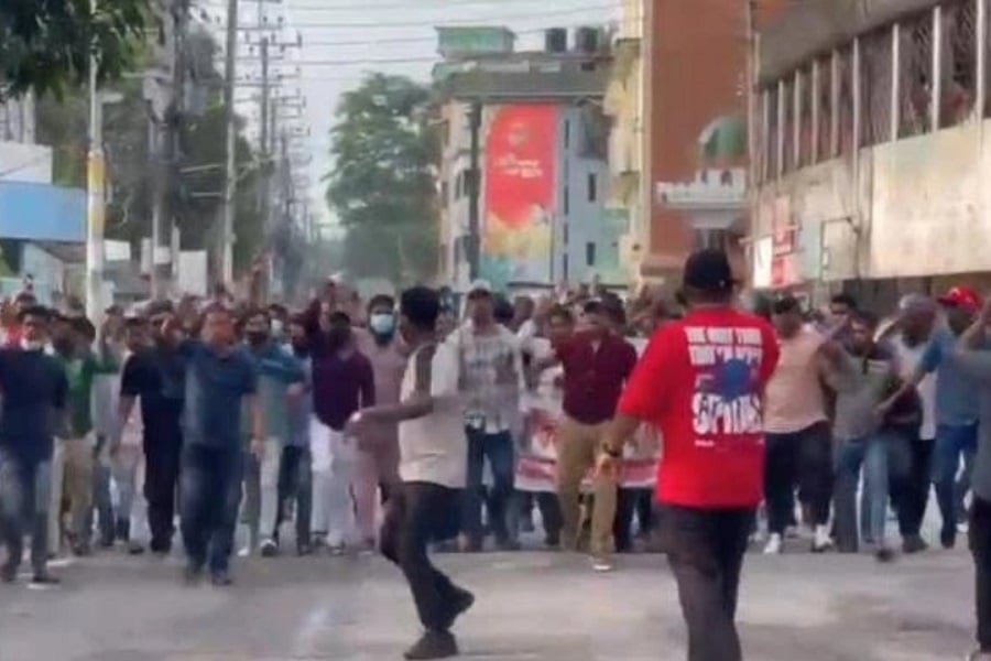 পুলিশের সামনেই আ. লীগের মিছিল, আটক ৪
