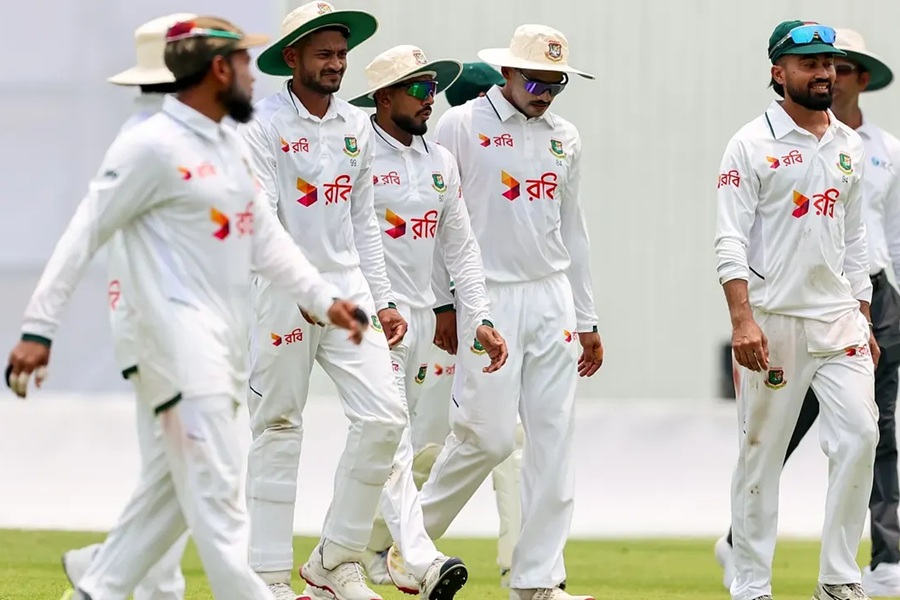 মিরাজের ঘূর্ণিতে অলআউট পাকিস্তান, বাংলাদেশের লিড