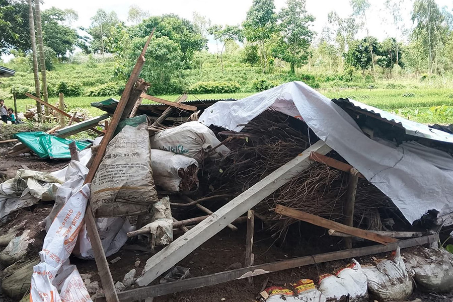 পুকুরিয়ায় অসহায় মহিলার বসতঘর ভাঙচুরের অভিযোগ