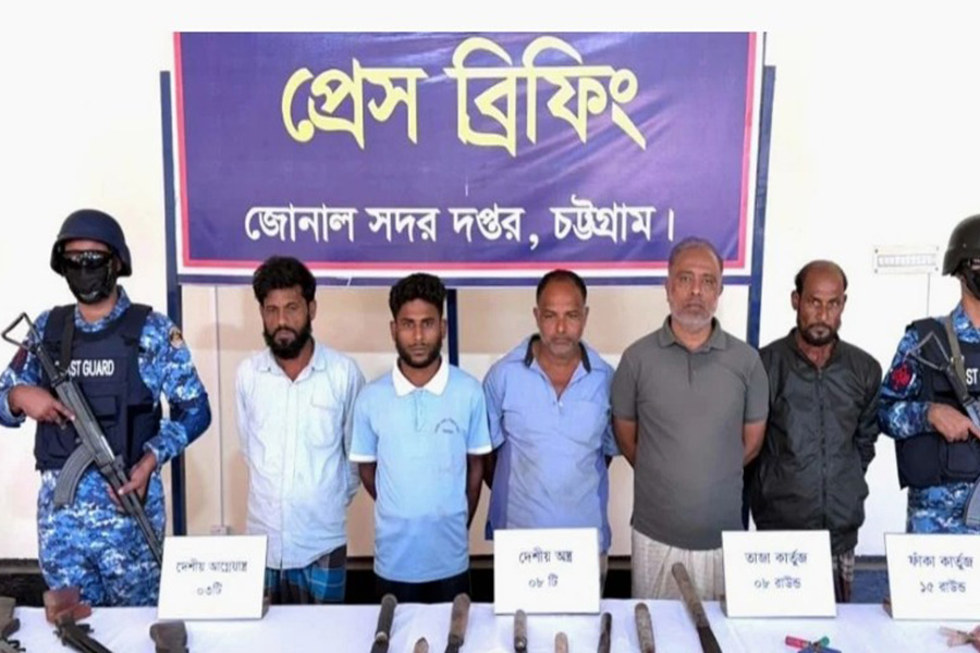 বাঁশখালীতে অস্ত্রসহ মনসুর বাহিনীর ৫ সদস্য আটক