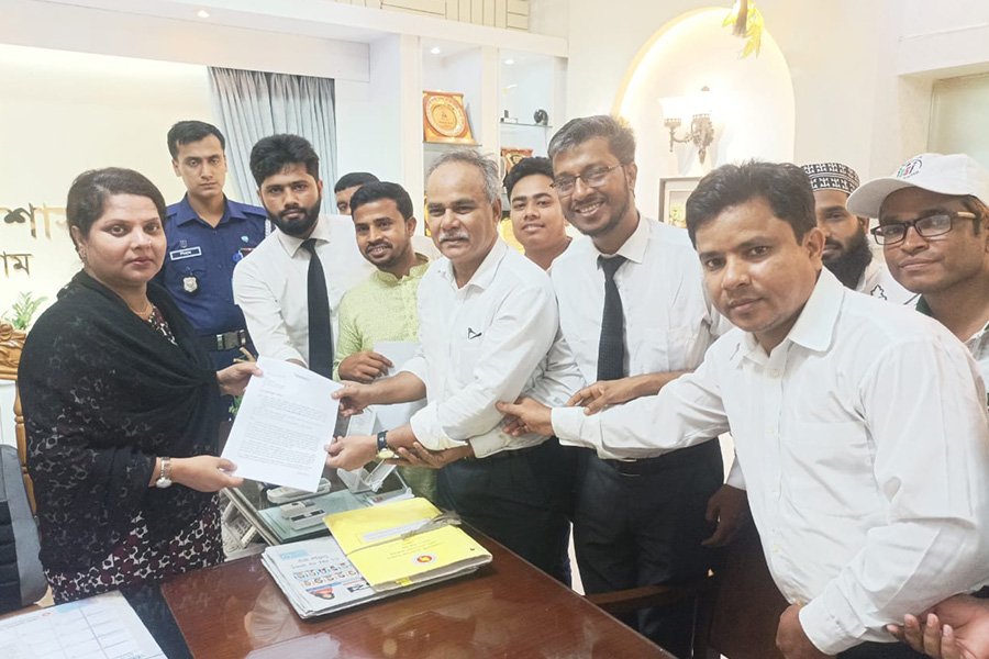 বাঁশখালীর সড়ক ৪ লেন করণ প্রসঙ্গে জেলা প্রশাসককে স্মারকলিপি প্রদান