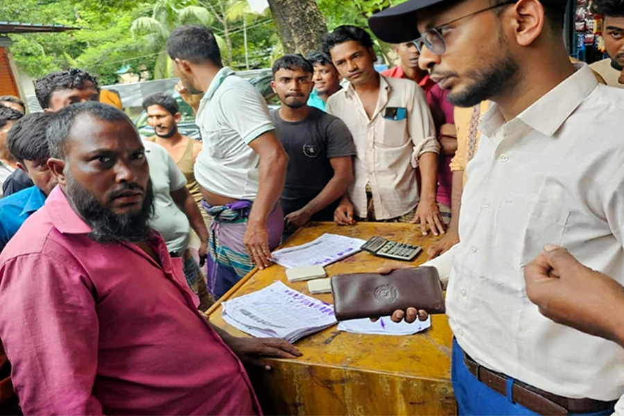 বাঁশখালীতে চাল বিতরণে অনিয়ম, ২ ডিলারকে জরিমানা