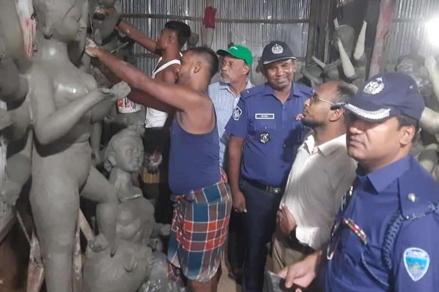 বাঁশখালীতে দুর্গাপূজার প্রতিমা তৈরির কারখানা পরিদর্শনে প্রশাসন