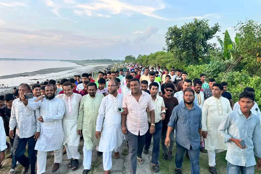 বাঁশখালীতে পাপ্পুর বেড়িবাঁধ পরিদর্শন ও লিফলেট বিতরণে