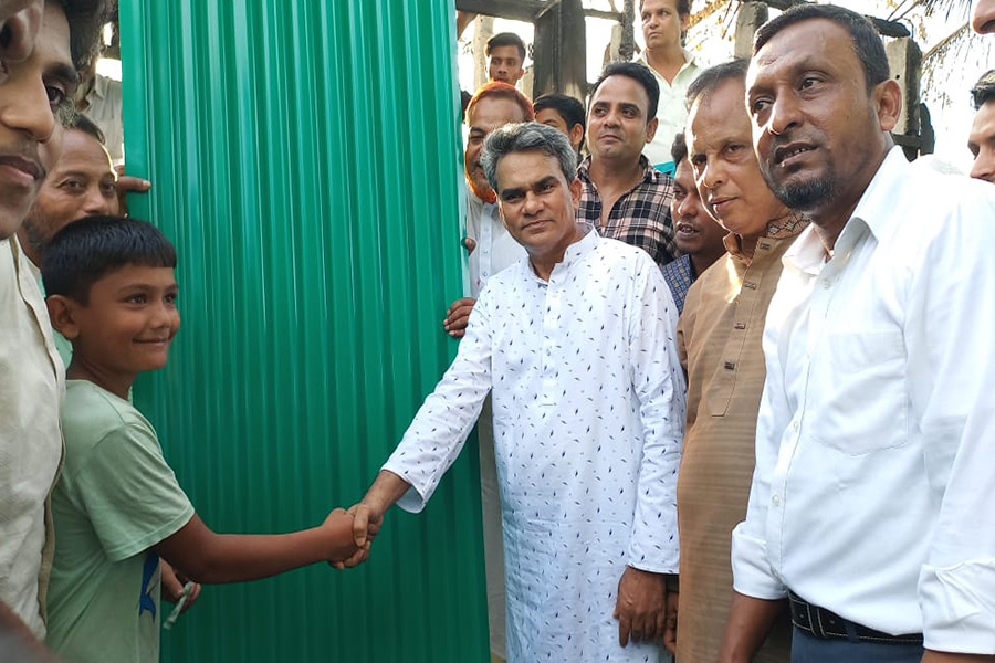 বাঁশখালী অগ্নিকান্ডে ক্ষতিগ্রস্থ পরিবারদের মাঝে নগদ অর্থ ও ঢেউটিন বিতরণ