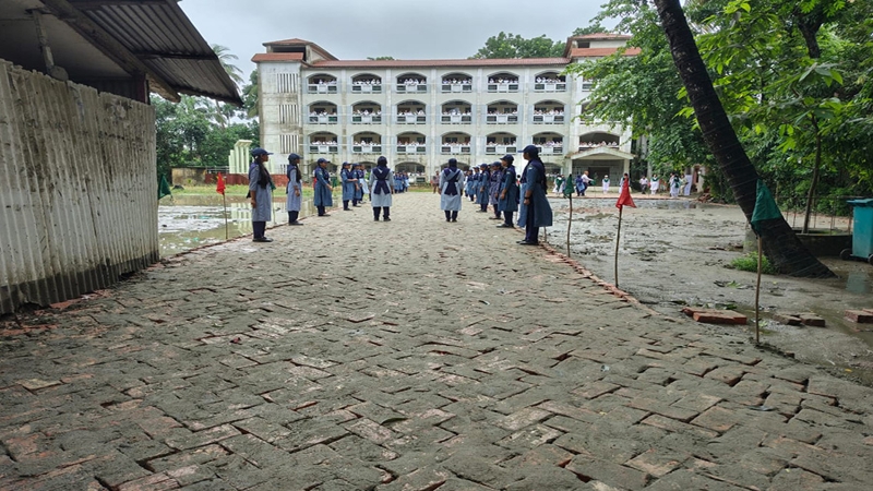 বাঁশখালীতে ডিসির আগমনে স্কুল মাঠে রাতারাতি সড়ক নির্মাণ